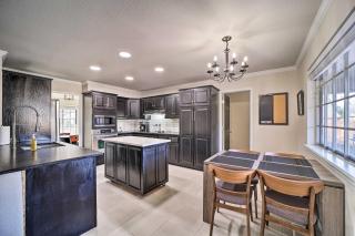 Immaculate Woodland View Retreat with Hot Tub - Tulsa - 5