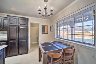 Immaculate Woodland View Retreat with Hot Tub - Tulsa - 4