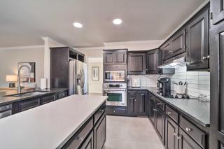 Immaculate Woodland View Retreat with Hot Tub - Tulsa - 2