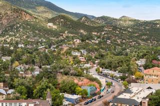 The Owl's Nest @ Manitou: Mtn Views on Main Street - Manitou Springs - 4