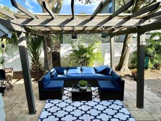 Cozy sanctuary minutes from the bay and beaches - 9