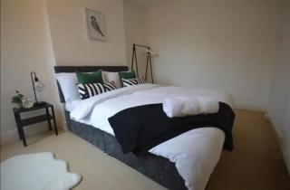 CONTRACTORS sleeps 4 - excellent road links free parking and wifi - Nuneaton - 5