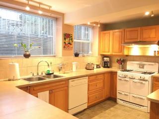 Large Suite Fairfield Heritage Manor, Free Parking - Victoria - 0
