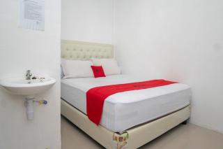 RedDoorz Syariah near Pelabuhan Ulee Lheue Banda Aceh - 8