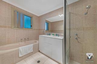 KozyGuru | Penrith | Cosy 4BED House | Free Internet - Penrith - 2