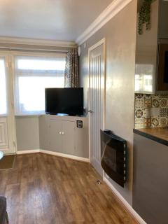 Cheerful 2 Bed Holiday Chalet with Gated Decking - Hemsby - 3