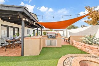 4BR Home with Pool and BackYard Oasis, Yard Games, AC - Phoenix - 9