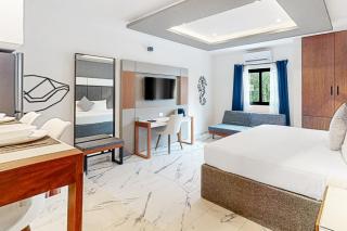 Seven Boutique Unit #36 - 6