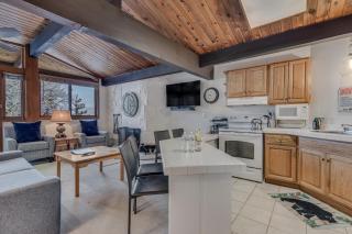 Laurelwood Condominiums 112 - 3