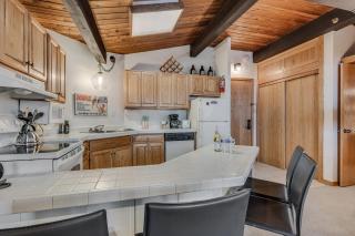 Laurelwood Condominiums 112 - 5