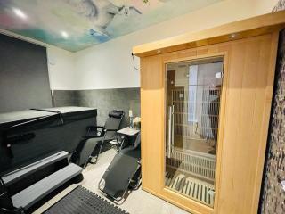 London Luxury Apartment with Private Jacuzzi Hot tub & Sauna - 3