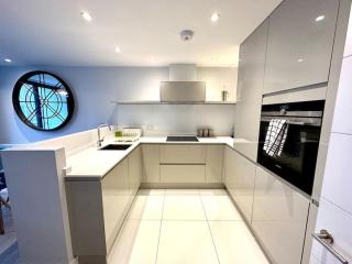 Super Modern New 2 Bedroom Apartment - Next to the Beach - Great Location - Fast WiFi - Smart TV - sleeps up to 4! Close to Purbeck, Corfe Castle, Sandbanks, Poole & Bournemouth - 8