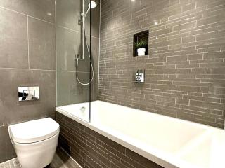 Super Modern New 2 Bedroom Apartment - Next to the Beach - Great Location - Fast WiFi - Smart TV - sleeps up to 4! Close to Purbeck, Corfe Castle, Sandbanks, Poole & Bournemouth - 3