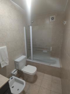 Departamento de 2 dormitorios todos los servicios incluidos aire acondicionado en todos los ambientes TV WiFi excelente ubicación INCLUYE cochera - Rosario - 2