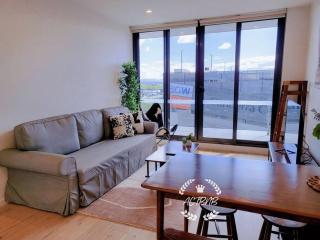 CBD High level City View 1BR Apt Free parking - Canberra - 1