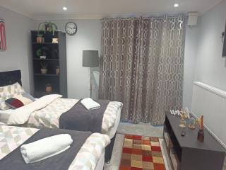 Modern Studio in Newport City Centre Free Parking & WiFi Sleeps 2 - 7