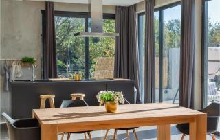 Gorgeous Home In Katuni - 2