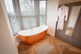 Luxury Pet-Friendly 2 Bed Retreat in Central Bowness with Copper Roll-Top Bath & Sun Terrace - 8