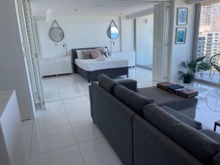 Absolute Beachfront Central Surfers Paradise - Gold Coast - 4