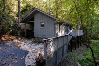 Misty Mountain Hop - Cobbly Nob Cabin with HotTub, Fast Wi-Fi, Privacy, Pool - Gatlinburg - 5