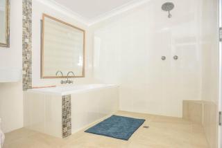 Renovated 2-Bed Cottage - Sleeps 4 - Free Parking - 5