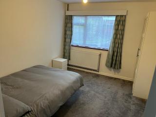 5 Bedroom House with outdoor space - Upminster - 7