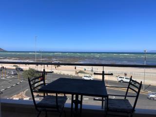 Beachfront Gem / Free Parking / A/C - 3