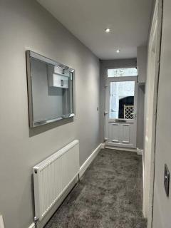 Large 1 Bedroom Flat With Private Parking - 1