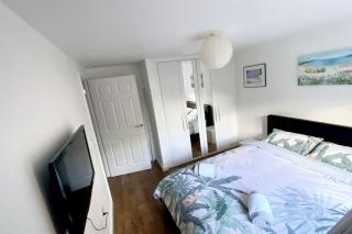 Modern & Stylish 2 Bedroom Apartment! - Ground Floor - FREE Parking for 2 Cars - Netflix - Disney Plus - Sky Sports - Gigabit Internet - Newly decorated - Sleeps up to 5! - Close to Bournemouth Train Station - 2