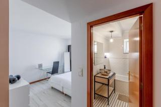 Spacious 3-bedroom condo near Lisbon Airport - 3