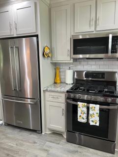 Kingwood Cottage - 10 mins from IAH - Lake Front - 3