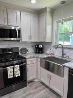 Kingwood Cottage - 10 mins from IAH - Lake Front - Humble - 4