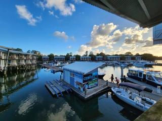Water View. 1bedroom Sleeps 2. WI-FI, Wash Machine - 3