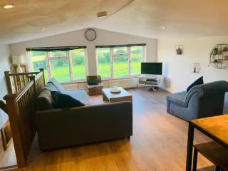 Countryside Retreat Loft Apartment - 2