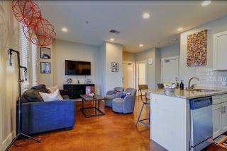 Music Row Luxury Suites - Two King Bedrooms - Private Garage & Ensuite Baths - 0