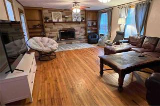 Spacious 5 BR Home w/ Hot Tub - North East - 9
