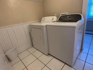 Spacious 5 BR Home w/ Hot Tub - North East - 5