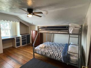 Spacious 5 BR Home w/ Hot Tub - North East - 3