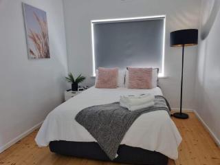 Portland sea spa retreat with King bed Free Arcade sleeps 9 - Portland - 6