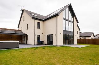 Modern house with hot tub, perfect night away! - Huntly - 0