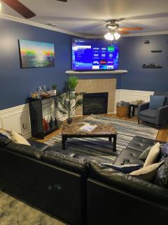 4 - Bed home with Cali King Bed, 12 mins to DTWN - 2