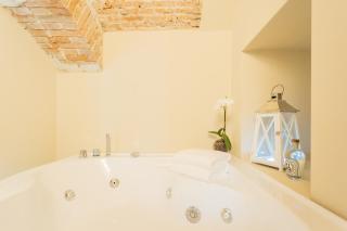 Romantic Escape city centre with Jacuzzi & Parking by Rent All Como - 8