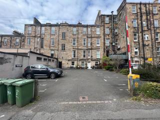 3-Bed Bonny Flat - West End City Centre - 1