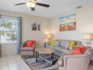2 Bedroom-1.5 Bath Apartment Steps away from Beach & Inlet d - 1
