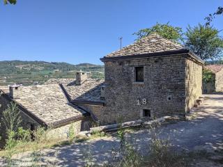 Country old stone house immerse in nature - 8