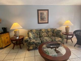 Professor Rousseau's Palm Paradise - 4