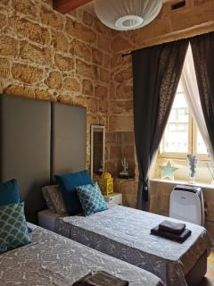 Large Bedroom in Boutique Style Farmhouse B&B with Pool - 8