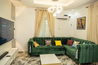 Discover 8-Bedrooms Lakeside Apartment Living Free WiFi And Well Secured - Amuwo - 0
