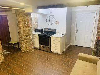 Vintage Uptown Hidden Gem, Walk to Everything New Renovation! - New Orleans - 0
