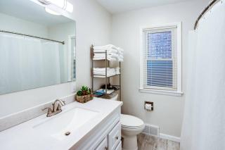 Modern & Quiet Suburban Ranch Mins to Dtwn/Stores - - 6